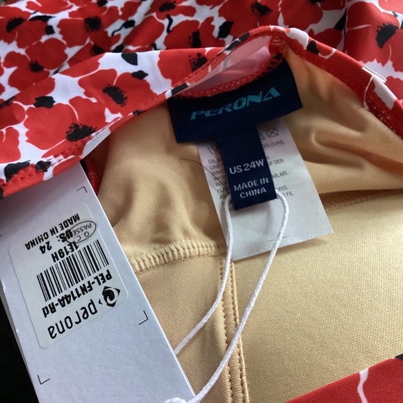 NWT PERONA WOMAN PLUS 24W FLORAL RED SWIMDRESS ONE PIECE SWIMSUIT FLATTERING - Picture 9 of 10